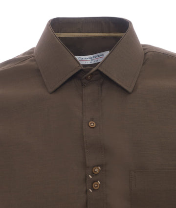 Camisa Solo Fondo Café Oscura Detalle Cuello